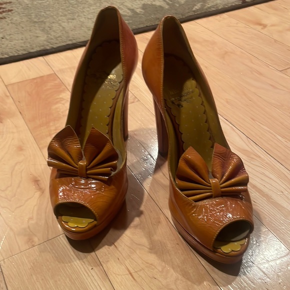 Vintage yellow Moschino high heel shoes, worn once size 8 - Picture 1 of 11